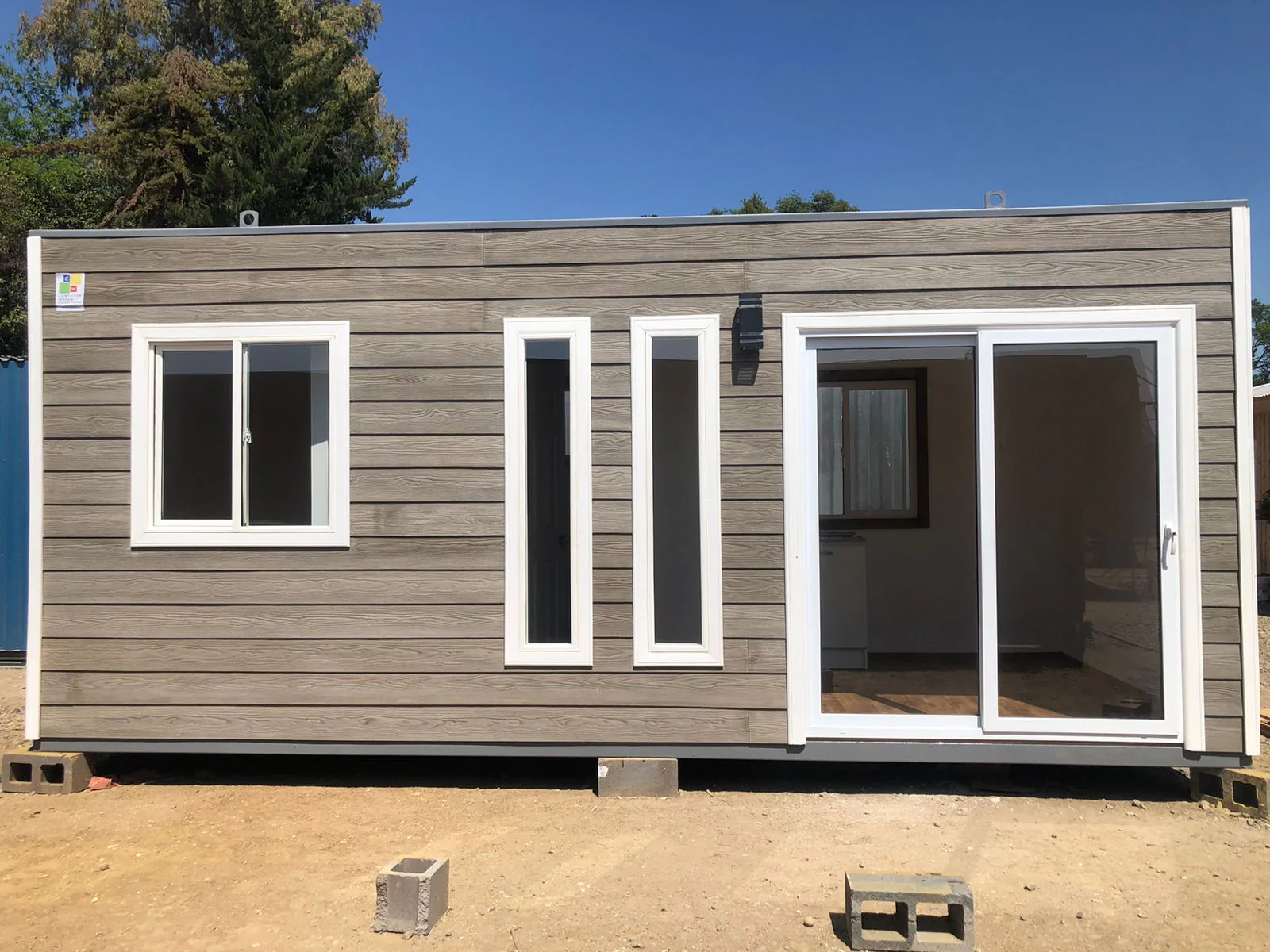 Cabaña Pequeña ‘BaseCamp’ – Refugio Moderno de 15m² (6×2.5m) Cabaña Pequeña ‘BaseCamp’ – Refugio Moderno de 15m² (6×2.5m)