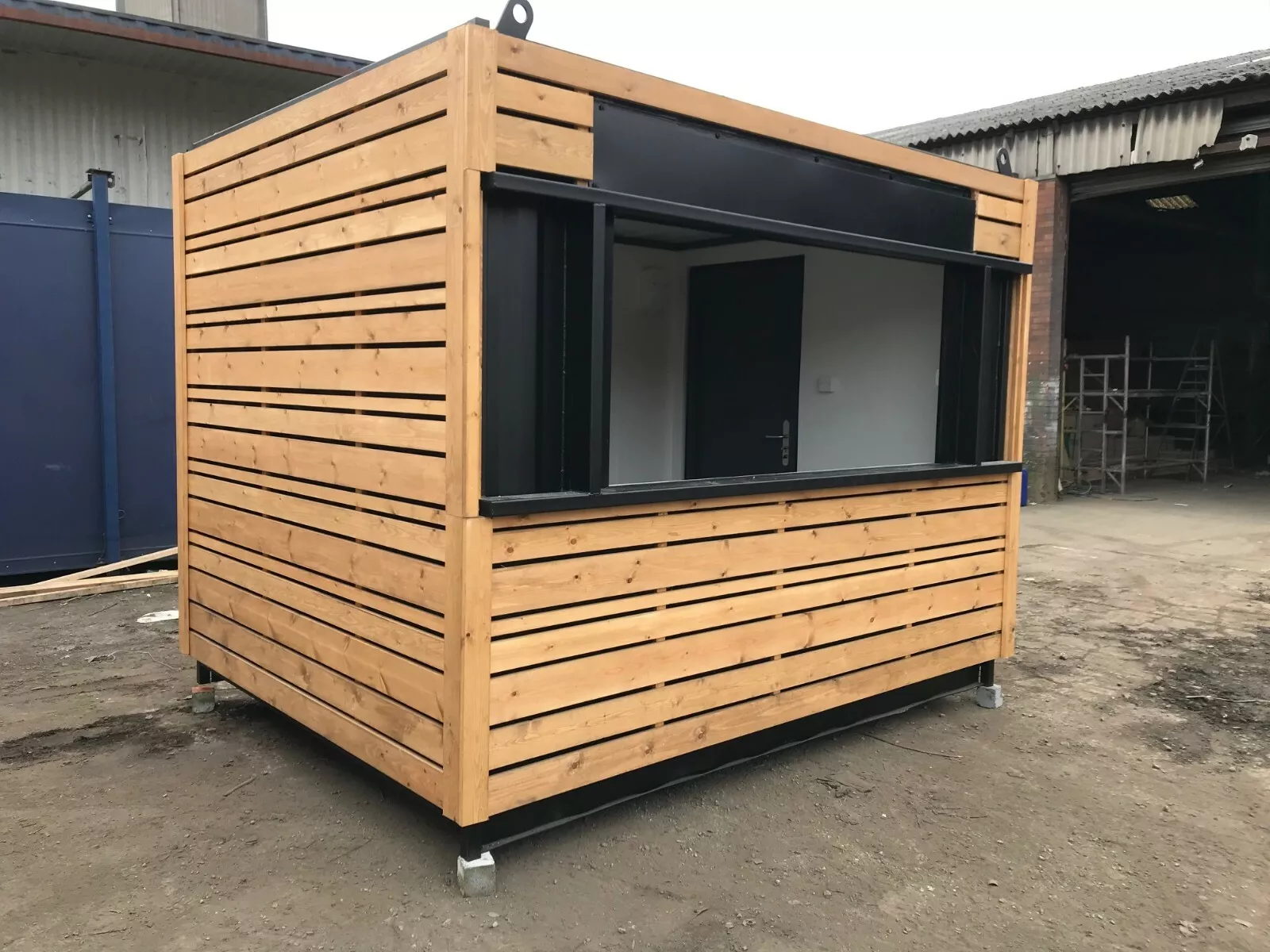 Puesto Móvil 10×8 Pies para Comida y Bebida – Contenedor Outlet Revestido Puesto Móvil 10×8 Pies para Comida y Bebida – Contenedor Outlet Revestido