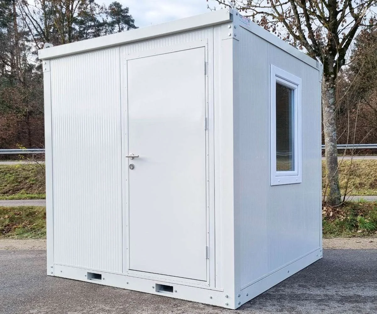 Características principales: Dimensiones exteriores: 2.250 mm x 2.450 mm x 2.460 mm (largo x ancho x alto). Altura interior libre: 2.100 mm. Peso aproximado: 580 kg. Puerta de acero galvanizado con pintura en polvo (aprox. 1.850 mm alto x 800 mm ancho). Ventanas con marco de PVC y doble acristalamiento (aprox. 550 mm x 840 mm). Suelo reforzado: vigas de acero de 3 mm, madera contrachapada marina de 18 mm y linóleo resistente al agua. Capacidad de carga del suelo: 250 kg/m². Ventajas y beneficios: Fácil transporte y montaje: Gracias a su bajo peso y dimensiones reducidas, se puede transportar con remolques estándar de 3,5 toneladas y montarse sin necesidad de grúas. Confort y durabilidad: El aislamiento térmico y acústico, las ventanas con doble acristalamiento y los materiales resistentes garantizan un espacio confortable en cualquier clima. Listo para usar: Su construcción robusta y acabados funcionales permiten su uso inmediato como oficina, sala de descanso o almacén. Máxima flexibilidad: Ideal para múltiples usos: obra, oficina móvil, sala de reuniones o espacio auxiliar. Descripción detallada: Este módulo oficina aislado destaca por su versatilidad y facilidad de instalación. Diseñado para adaptarse a diversas necesidades, es perfecto para obras, industrias o espacios comerciales que requieran una solución rápida y eficaz. A diferencia de otras opciones del mercado, su diseño modular permite desmontarlo en piezas para facilitar su logística y almacenamiento. Con materiales de alta resistencia y acabados profesionales, ofrece un espacio seguro, confortable y listo para funcionar desde el primer día. ¡La solución todo en uno para tu espacio de trabajo temporal o permanente! Características principales: Dimensiones exteriores: 2.250 mm x 2.450 mm x 2.460 mm (largo x ancho x alto). Altura interior libre: 2.100 mm. Peso aproximado: 580 kg. Puerta de acero galvanizado con pintura en polvo (aprox. 1.850 mm alto x 800 mm ancho). Ventanas con marco de PVC y doble acristalamiento (aprox. 550 mm x 840 mm). Suelo reforzado: vigas de acero de 3 mm, madera contrachapada marina de 18 mm y linóleo resistente al agua. Capacidad de carga del suelo: 250 kg/m². Ventajas y beneficios: Fácil transporte y montaje: Gracias a su bajo peso y dimensiones reducidas, se puede transportar con remolques estándar de 3,5 toneladas y montarse sin necesidad de grúas. Confort y durabilidad: El aislamiento térmico y acústico, las ventanas con doble acristalamiento y los materiales resistentes garantizan un espacio confortable en cualquier clima. Listo para usar: Su construcción robusta y acabados funcionales permiten su uso inmediato como oficina, sala de descanso o almacén. Máxima flexibilidad: Ideal para múltiples usos: obra, oficina móvil, sala de reuniones o espacio auxiliar. Descripción detallada: Este módulo oficina aislado destaca por su versatilidad y facilidad de instalación. Diseñado para adaptarse a diversas necesidades, es perfecto para obras, industrias o espacios comerciales que requieran una solución rápida y eficaz. A diferencia de otras opciones del mercado, su diseño modular permite desmontarlo en piezas para facilitar su logística y almacenamiento. Con materiales de alta resistencia y acabados profesionales, ofrece un espacio seguro, confortable y listo para funcionar desde el primer día. ¡La solución todo en uno para tu espacio de trabajo temporal o permanente!